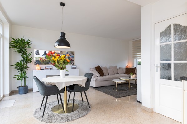 Foto - Verkocht onder voorbehoud: Rustig, aan verkeersluwe straat gelegen, goed onderhouden, half vrijstaande eengezinswoning met zolder, kelder, tuin, garage en
carport in Landgraaf